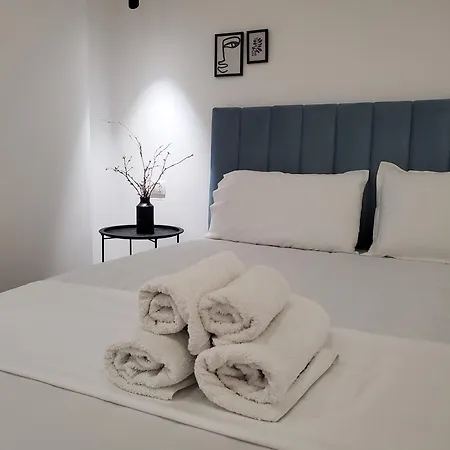 Salty Blue, 2 Bedroom Apartment, By The Daire *
